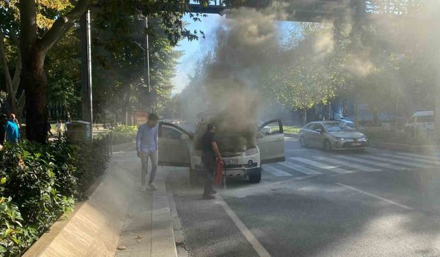 Beşiktaş’ta alev alan otomobilden son anda kurtuldu