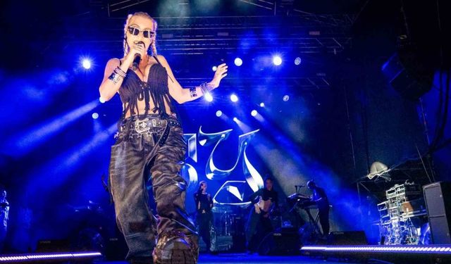 Çim Konserleri’nde Hande Yener sahne aldı