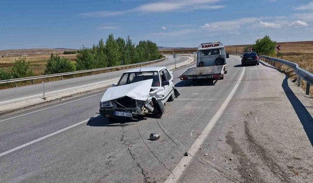 Çorum'da kontrolden çıkan otomobil karşı şeride geçip bariyerlere çarptı: 2 yaralı