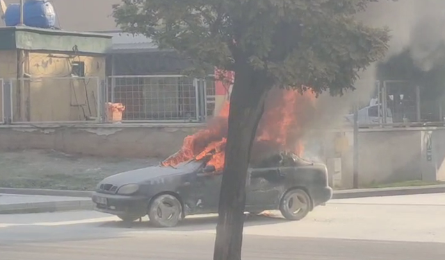 Gaziantep'te seyir halindeki araç alev aldı