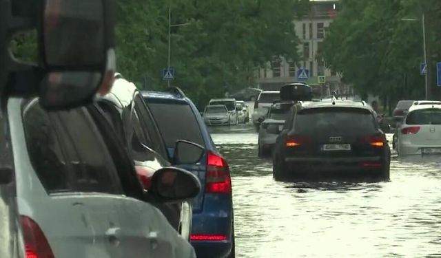 İzmir'de sağanak etkili oldu