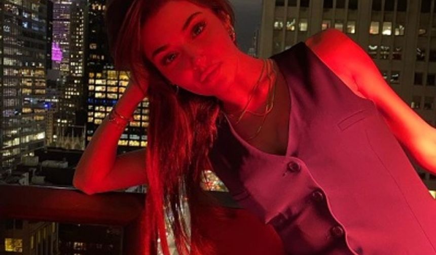 Hande Erçel'in dekolteli New York pozlarına beğeni yağdı