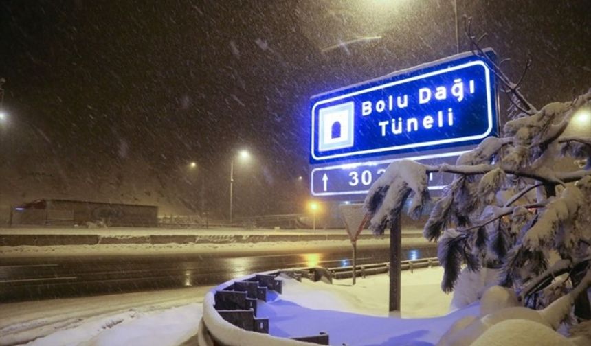 Bolu Dağı'nda kar yağışı yoğun şekilde etkisini artırdı