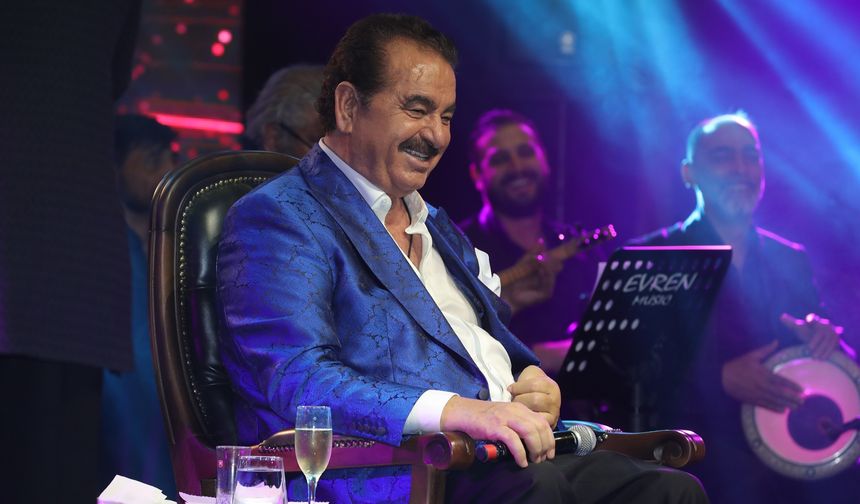 3 saat sahnede kalan İmparator sahne performansı ile büyük beğeni toplarken ayakta alkışlandı.