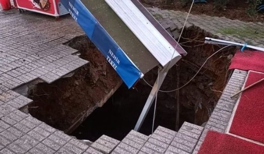 Kadıköy'de yer yarıldı içine adam düştü