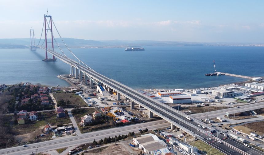 Güvenli, hızlı ve konforlu ulaşım imkânı sunan; yeni yatırımlara, üretime, bölgesel kalkınmaya katkı sağlayacak 1915Çanakkale Köprüsü, 2023 metrelik orta açıklığıyla “dünyanın en uzun orta açıklıklı asma köprüsü” ve 334 metre tepe noktasıyla “dünyanın en yüksek kuleli asma köprüsü” olma unvanına sahip oldu.