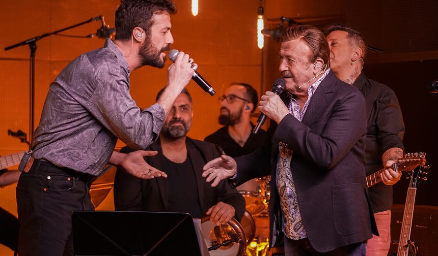 BEN ANNEME BABAMA TAPTIM HEP

Programın girişinde “Seninle Başım Dertte” şarkısını söyleyen Selami Şahin, Can Şengün tarafından “Selami abi ben şöyle bir hikaye biliyorum. Siz “Beyoğlu Piliçleri” filminin afişini görünce çok etkilenmişsiniz ve İstanbul’da Beyoğlu’na ilk kez öyle gelmişsiniz. Bize biraz bu hikayeyi anlatabilir misiniz?” sorusuna “Ben şarkıcı olmak için Antakya’nın Yonca Kaya Köyü’nden İstanbul’a gittim çünkü öğretmenlerim ‘sesin çok güzel, sen ileride büyük şarkıcı olursun’ diyordu hep. Ben de 15 yaşımda hangi cesaretle bunu yaptıysam İstanbul’a gelmiş bulundum. Daha önce “Beyoğlu Piliçleri” filmini görmüştüm ve ‘herhalde Beyoğlu çok meşhur bir yer’ demiştim. İstanbul’a gelince deniz yoluyla Kabataş’ta bıraktılar bizi işte üç sıra arabalar, tahta bavullar vardı etrafta. Bir tane amcaya Beyoğlu’na gitmek istiyorum dedim o da yüzüme baktı ’gel yavrum’ dedi. Kucağımda küçük bir bavulla otururken benden 2.5 kuruş aldı sonra vardığımız yerde ‘burası Beyoğlu’ dedi. Ertesi gün hemen iş aradım sağda solda, restoranlara, lokantalara ‘işçi lazım mı?’ diye sormaya başladım. Nihayetinde Şato Oteli’nde iş bulup çalışmaya başladım ve orada müşteri gömleği temizliği, ütü, yatak düzeltme gibi işler yapıp otelin en üst katındaki halıların serili bir odasında kalmaya başladım. O zamanlar soğan ekmek yiyordum çünkü kazancımı anneme babama gönderiyordum. Ben aileme taptım hep Allah’a çok şükür.” Yanıtıyla tüm seyirciler alışlar eşliğinde Selami Şahin’den oldukça etkilendiler.