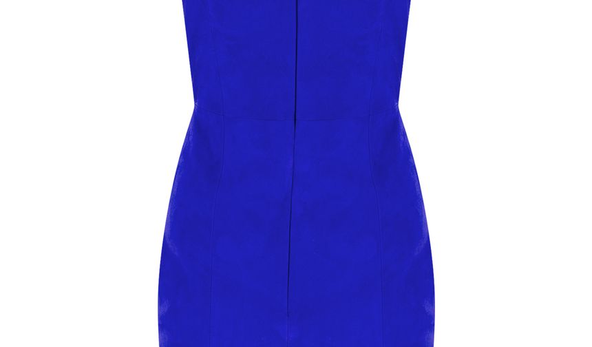 Kendini özgürce ifade eden, kendine güvenen kadınların stilini yansıtan cut-out kesimler, vücuda oturan seksi formların yanında koleksiyonda oversize kesimler de yer alıyor.