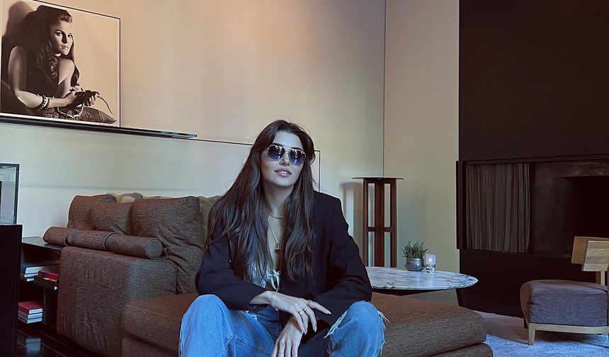 Ünlü oyuncu Hande Erçel ve sosyal medya fenomeni Gamze Erçel Milano sokaklarını adeta salladı. Tatil için İtalya'ya giden Erçel kardeşler, Milano sokaklarında bol bol fotoğraf çektirdi.
En son Fox Tv'de ekrana veda eden Sen Çal Kapımı dizisinde Eda karakteri ile rol alan Hande Erçel, kafa dinlemek amacıyla kardeşi Gamze Erçel ile beraber Milano'ya tatile gitmişti.