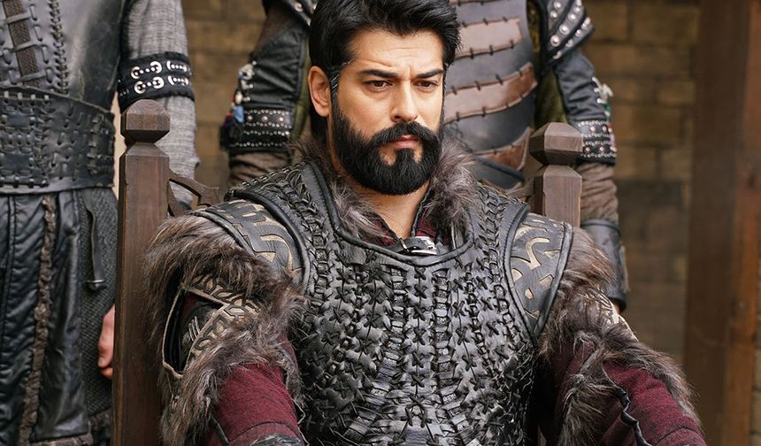 OSMAN BEY BİLECİK’İ FETHETMEK İSTİYOR

Bilecik’te yapılan düğün hazırlığı bütün hızıyla devam eder. Bilecik Tekfuru Justinyanus, Osman Bey ve ailesini öldürmek için nasıl bir hamle yapacaktır? Osman Bey ve Hatunları düğün davetlisi kisvesiyle kaleye girerler.