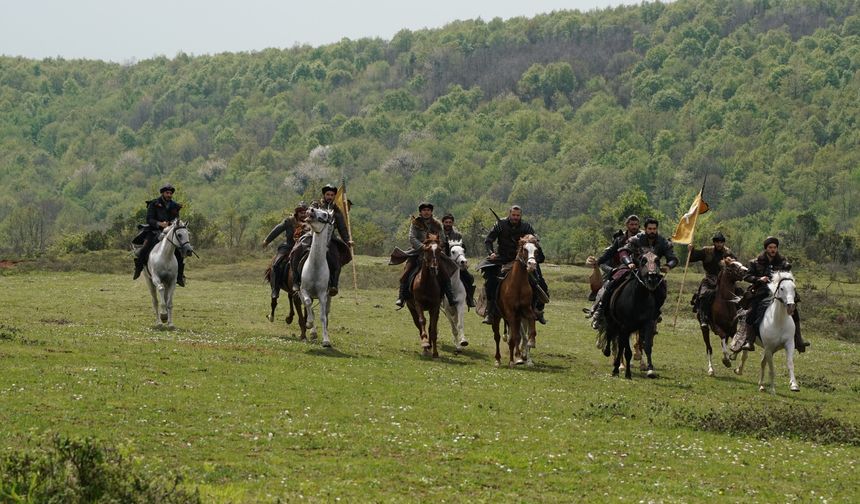 Tekfur Kosses’in yaraları iyileşirken, aynı zamanda Şeyh Edebalı’nın sohbetlerinden de nasiplenir. Tekfur Kosses, yıllar sonra ilk defa kendisini, yaptıklarını sorgulamaya başlar. Tekfur Kosses’in inanç dünyasında bir değişim mi yaşanmaktadır?