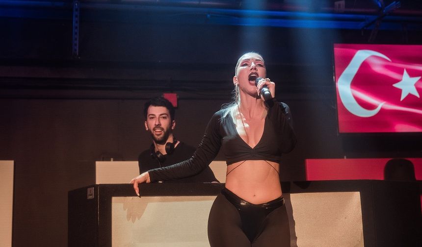 Pop Müziğin Kraliçesi Hande Yener New York'ta Dünya Starlarıyla aynı sahnede!