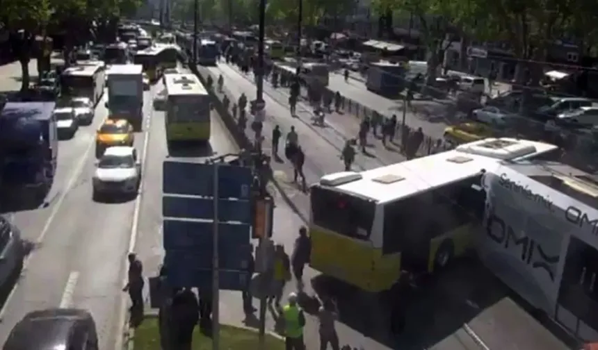 İstanbul Fatih'te tramvayla İETT otobüsü çarpıştı