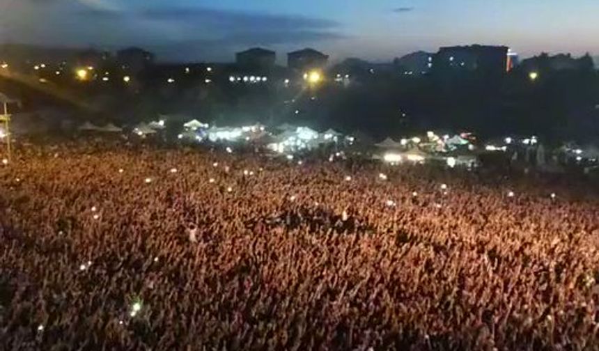 Erciyes üniversitesi bahar şenliklerinde hep bir ağızdan İzmir Marşı söylendi