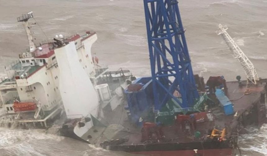 Çin'de gemi ikiye ayrıldı: Mürettebat kayıp