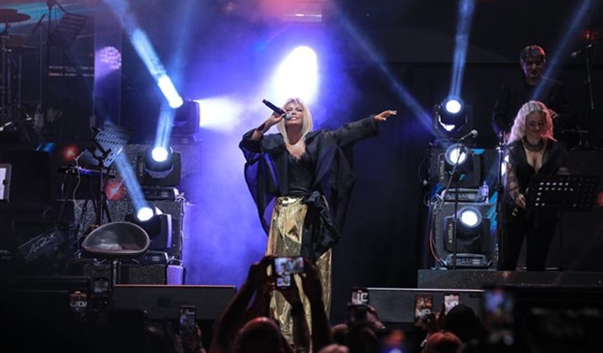 Ajda Pekkan, müzik şölenine zaman zaman sevenleriyle sohbet etmek için ara verdi. 70’li yıllardan beri Süperstar ünvanını hakkıyla taşıyan Ajda Pekkan “Ya her defasında heyecanlanıyorum. N’oluyor bana böyle ya? Bu konuşmalar klişe gibi gelse de size gerçekten öyle sabahtan akşama kadar kendime dönüşmeyi bekliyorum. Normal insan gibiyim evde köfte de yapıyorum. Gerçekten normal insan gibi yaşamayı çok seviyorum. Bütün starlık bu sahnede, sonrası sökmez. Hiç beni öyle sanmayın sakın. Böyle olmak çok güzel çünkü ayrıştırmadığınız zaman şöhretle normal insan olmayı gerçekten çok şizofrenik bir olay. Bunu da insan zamanla öğreniyor. Yanımdakiler biliyor, yaşamak ne kadar zor bir hayat ama bir o kadar değer, o kadar özel, o kadar güzel sizlerle. İyi ki varsınız çok teşekkürler ediyorum.” sözleriyle adeta starlık dersi verdi.