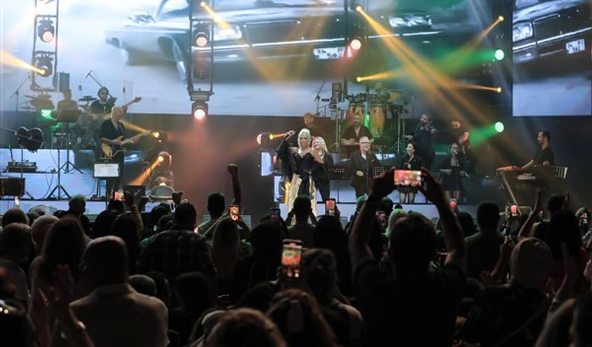 Ajda Pekkan’ın yoğun istek üzerine ikinci kez sahne aldığı Kuruçeşme Açıkhava kapasitesinin üstünde ağırladığı müzikseverle hınca hınç doldu. Kendi tasarımı olan kostümüyle sahneye adım atan Ajda Pekkan spor şıklığıyla göz kamaştırdı. Süperstar muhteşem enerjisiyle ışıldadığı sahnesinde yorumu ve performansıyla bir kez daha kendisine hayran bıraktı.