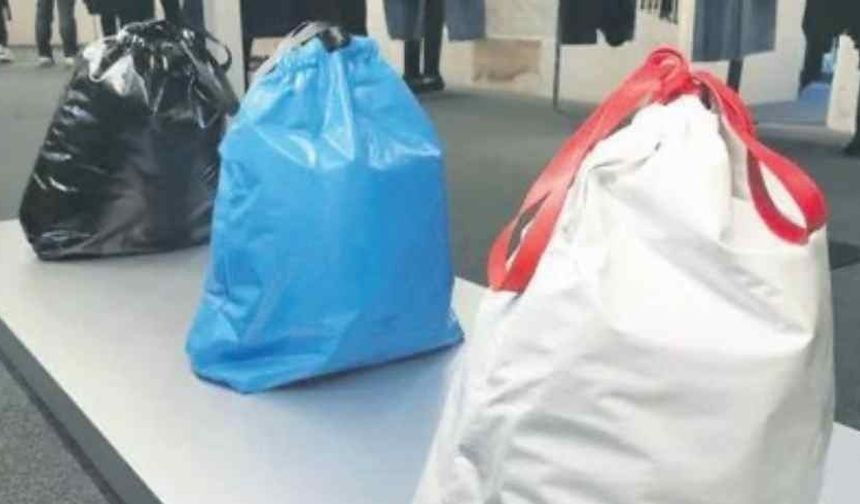 Gvasalia ‘nın çöp poşetinden tasarlanan çanta için "Dünyanın en pahalı çöp poşetini yapma fırsatını kaçıramazdım, çünkü kim moda skandalını sevmez ki?" dedi.