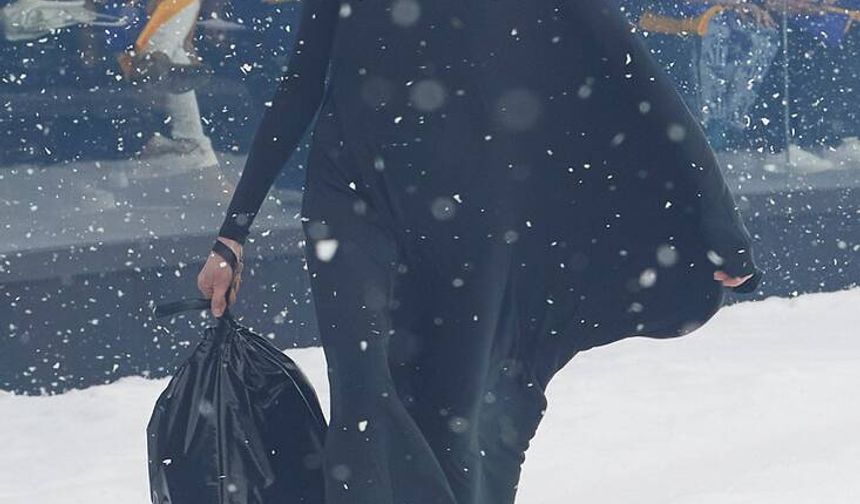 Balenciaga’nın 2022 Kış koleksiyonu çöp poşetinden çanta tasarladı.