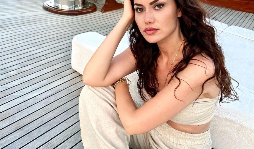 Fahriye Evcen tekneye bindi poz üstüne poz verdi!