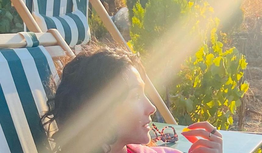 Ünlü oyuncu Aybüke Pusat tatil fotoğrafları ile sosyal medyanın konuşulan isimleri arasında yer aldı.