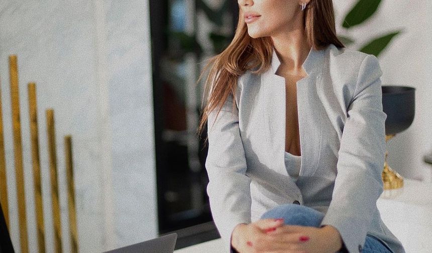 Arabasında şarkı söylediği videoları Instagram'a yükleyen ve bu sayede tanınan Parlak, Narin Narin Yarim şarkısı ile iyice zirveye yerleşti.