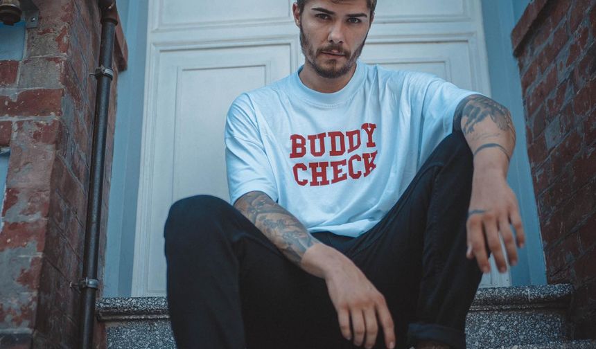 Alman model Laura Celine ile aşk yaşayan Barış Murat Yağcı, Snob Magazin'e yaptığı açıklamada "Güzel giden bir ilişkim var. Sevgilime Almanya'da yaşıyor. Şimdilik evlilik ve çocuk düşüncemiz yok. Ama 2-3 sene içerisinde de evlenmiş olmam gerek, yaş geçiyor. Evlilik çok kritik bir karar" ifadelerini kullandı.