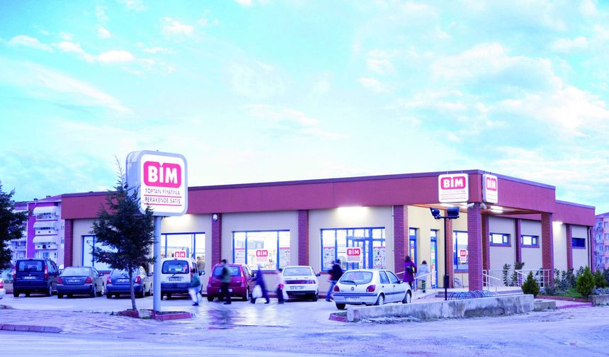 Gıdadan teknoloji ürünlerine, temizlik ürünlerinde giyim ürünlerine kadar birçok kategoride onlarca üründe indirimlerini sunan BİM marketler, 16 Ağustos Salı’dan itibaren geçerli indirimlerini de duyurdu.