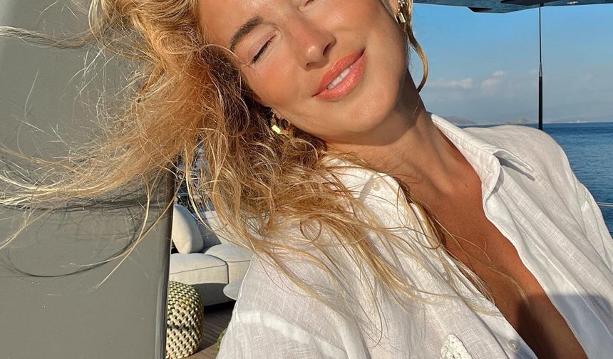 Ünlü sunucu Burcu Esmersoy cesur pozları ile gündeme gelmeye devam ediyor.