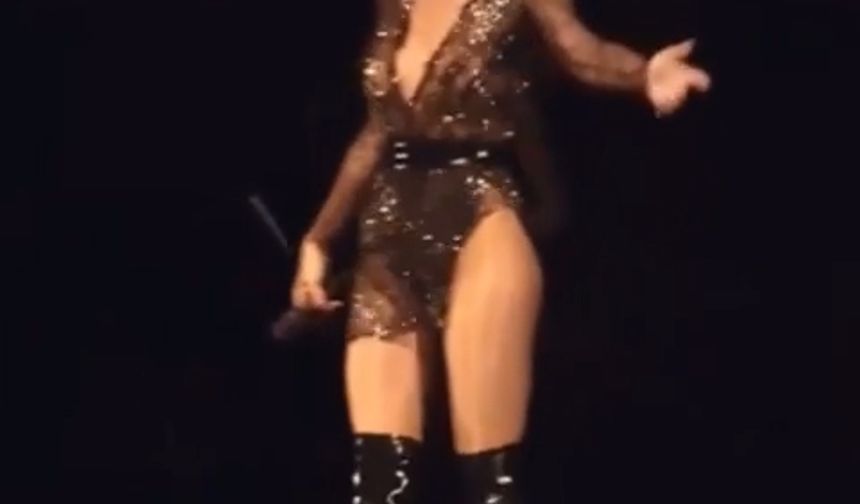 Türkiye güzeli, eski sunucu ve şarkıcı Defne Samyeli, konserinde yaptığı hareketle hayranlarını şaşkına uğrattı.