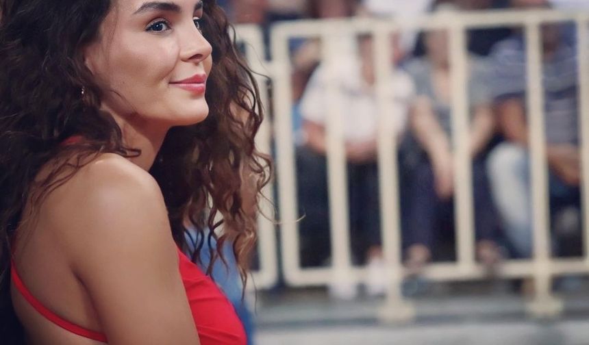 Güzelliğiyle çok konuşulan Ebru şahin, dün Instagram hesabından paylaştığı pazar pozlarıyla gündem oldu.

Sette fotoğraf paylaşan Şahin, fit fiziğiyle hayran bıraktı.