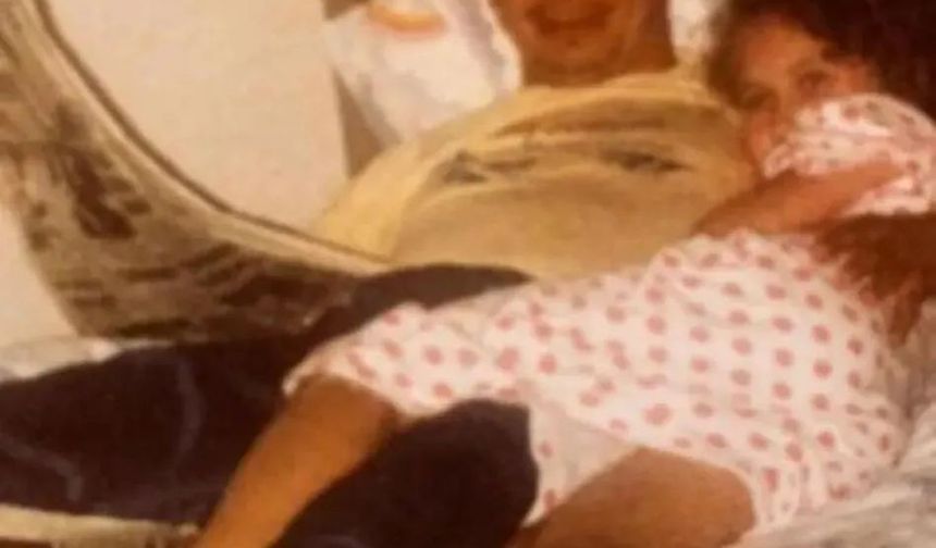 Henüz 17 yaşındayken anne ve babasının ölümüyle sarsılan Ece Dizdar, fotoğrafların altına şu notu düştü:

"Kalbim her sene bir vuruş aksar"

"17 rakamını sevmem. Ağustos kelimesini de. Böyle gün olmaz bence mesela. Kalbim her sene bir vuruş aksar. Ailenin kaybının bir doğal afet dolayısıyla oluşu, bu günün toplumun belleğinin bir parçası oluşu ilginç bir şey...