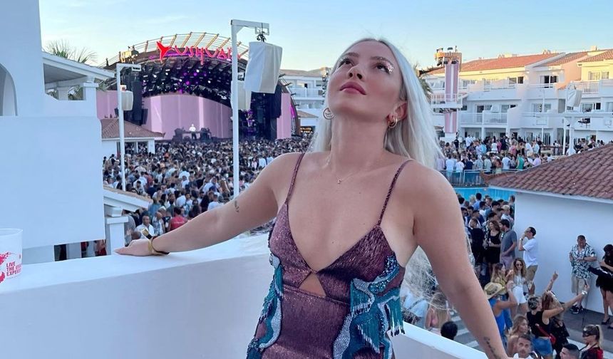 Bikinili fotoğraflarını paylaşan Ece Seçkin'in arkadan çekilen fotoğrafını görenler "Jennifer Lopez kalçası gibi" demeden edemedi.