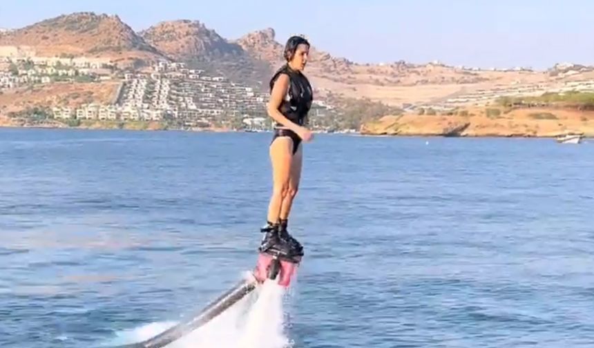 Ünlü oyuncu Eylül Öztürk denizde Flyboard yaptı!