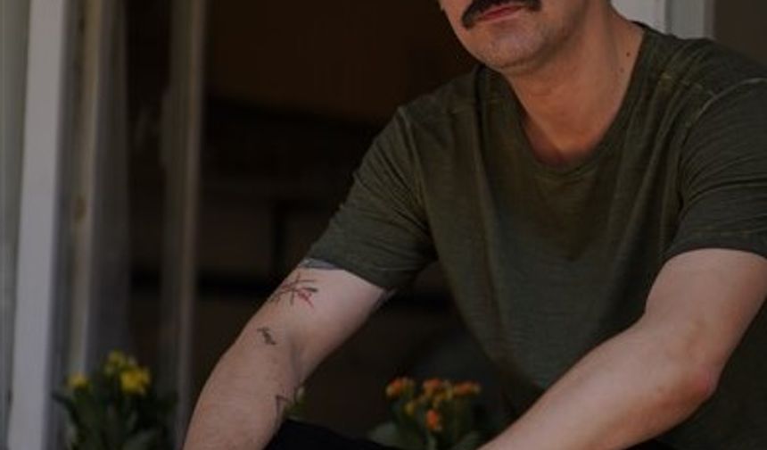 Gelsin Hayat Bildiği Gibi beşinci bölümüyle ABC1 20+'da 4,82 izlenme oranı (rating) 17,24 izlenme payı (share), AB'de 4,47 izlenme oranı (rating) 17,24 izlenme payı (share), TOTAL’de ise 3,97 izlenme oranı (rating) 14,64 izlenme payı (share) elde ederek tüm kategorilerde adını zirveye yazdırdı. Proje tasarımı ve senaryosu Gani Müjde’ye ait, yönetmenliğini Altan Dönmez’in yaptığı dizi sosyal medyada da çok konuşuldu. #GelsinHayatBildiğiGibi etiketi Twitter Türkiye’de 6 saat 20 dakika, dünyada ise 1 saat 35 dakika TT listesinde yer aldı. Ertan Saban (Sadi Payaslı) ve Devrim Özkan (Songül) ise oyunculuklarıyla sosyal medyanın gündemine oturdu.