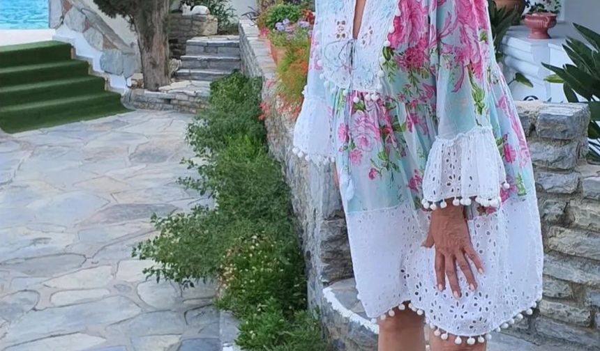 Türk Sanat Müziği'nin Nostalji Kraliçesi Muazzez Ersoy, geçtiğimiz günlerde 63. yaş gününü yakın dostlarıyla Bodrum'da kutlamıştı. Ersoy arkadaşlarıyla gittiği mekanda gönlünce eğlenmişti. Bodrum'da güneşin ve denizin keyfini çıkaran Muazzez Ersoy'dan hayranlarına sürpriz paylaşımlar geldi.