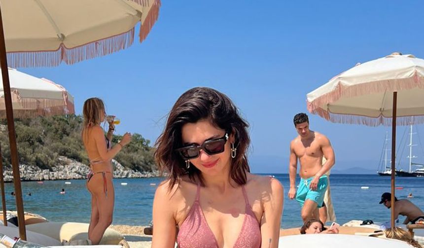 Meslektaşı Gökhan Alkan ile yollarını ayıran güzel oyuncu Nesrin Cavadzade, tatilde verdiği bikinili pozlarla gündem oldu. 1982 yılında Bakü'de dünyaya gelen oyuncu Nesrin Cavadzade, bugüne kadar sayısız projede yer aldı ve birçok ödülün sahibi oldu.