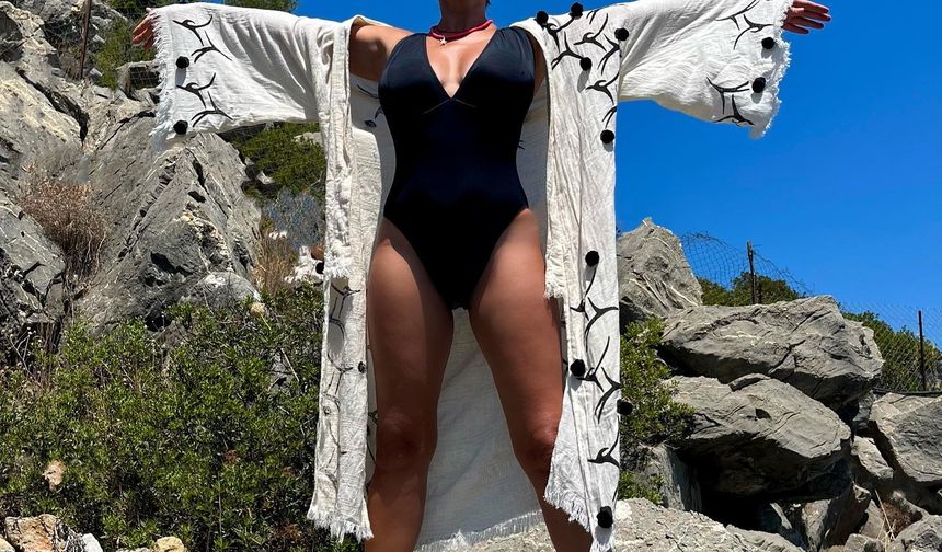Ünlü oyuncu Nurgül Yeşilçay tatilini bitirip İstanbul'a döndü.Tatil fotoğraflarını sosyal medya hesabından paylaşan oyuncunun fotoğrafları takipçileri tarafından büyük beğeni topladı.