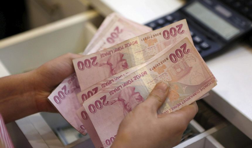 Zeytinburnu’nda yaşayan, 4 yıllık devlet üniversitesi veya tam burslu özel bir üniversiteye yerleşen öğrencilere 3 bin lira başarı ödülü vereceklerini açıklayan Arısoy, “Başarı sizden ödül bizden değerli kardeşlerim. Güle güle harcamanızı diliyorum.” dedi.