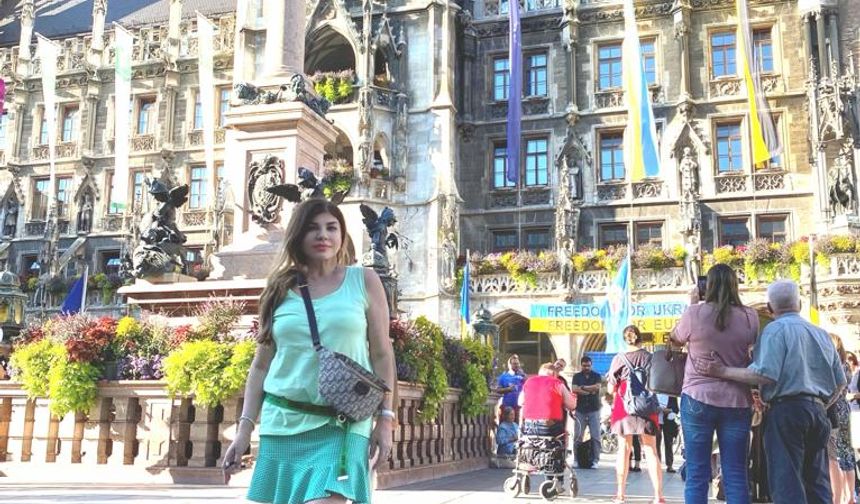 Serap Tibuk tatil için gittiği Paris'te Münih'e geçti. Tibuk, gezip tozmanın yanında toplumsal olaylara katılımda gösteriyor.