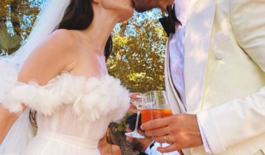 Ünlü oyuncu çift Serkan Çayoğlu ile Özge Gürel ikilisinin geçtiğimiz hafta Almanya’da nikah kıydıktan sonra şimdi de İtalya'da düğün yaptı.