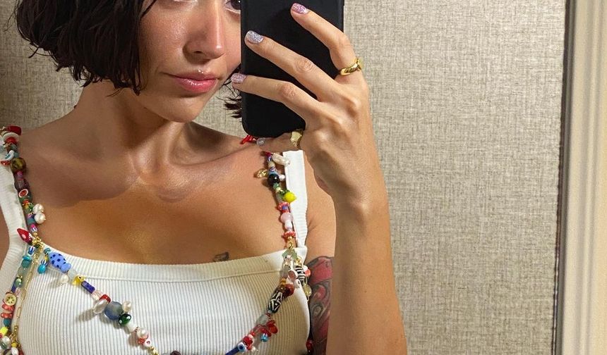 Türkiye'nin en ünlü sanatçıları arasında yer alan genç şarkıcı Zeynep Bastık, Instagram paylaşımlarıyla kasıp kavurmaya devam ediyor.
