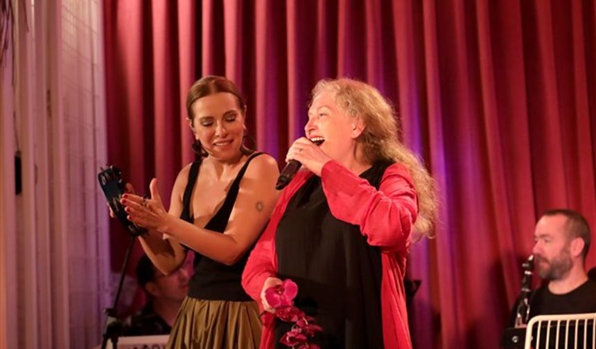 Zuhal Olcay, doğum günü olan 10 Ağustos'ta sahnedeydi. Ünlü şarkıcı, yeni yaşını Bodrum Gümüşlük'teki sahnesinde kutladı. Sevenleri, Olcay'ı doğum günündeki konserine büyük ilgi gösterdi.
