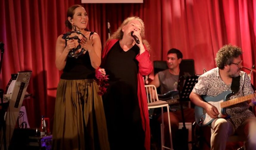 Zuhal Olcay'ı doğum günündeki konserinde; oyuncu Deniz Çakır, yönetmen Çağan Irmak, Suzan Kardeş, Barbaros, opera sanatçısı Güvenç Dağüstün ve kızı Ceren Olcay yalnız bırakmadı.