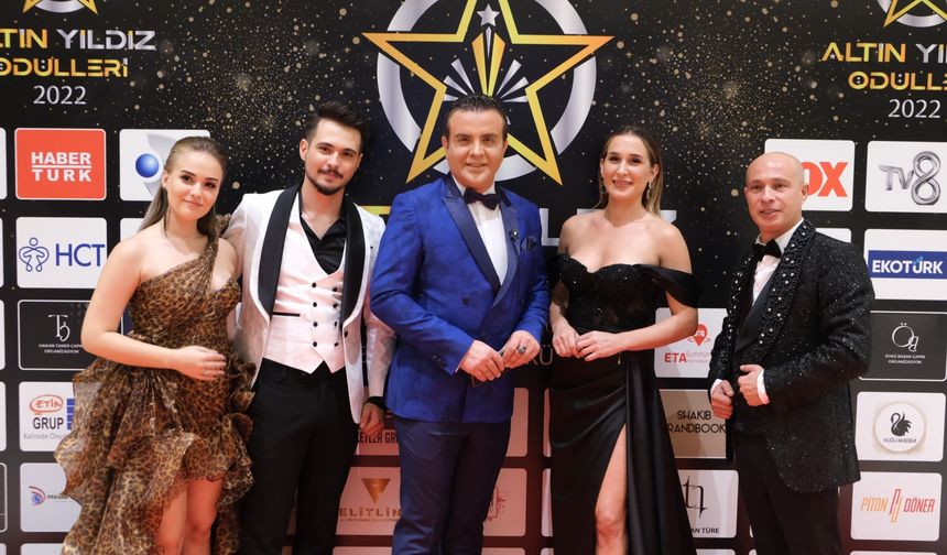Gökay Kalaycıoğlu ve Sema Aydemir sunumu ile renklenen geceye sosyal yaşam ve sanat dünyasından çok sayıda isim katılarak ödüllerine kavuştu. Altın YILDIZ Ödülleri’nin ikincisi H.Taner Çapın organizatörlüğünde İstanbul Sancak Palas Davet Salonunda gerçekleştirildi. Gökay Kalaycıoğlu ve Sema Aydemir sunumu ile renklenen geceye sosyal yaşam ve sanat dünyasından çok sayıda isim katılarak ödüllerine kavuştu.