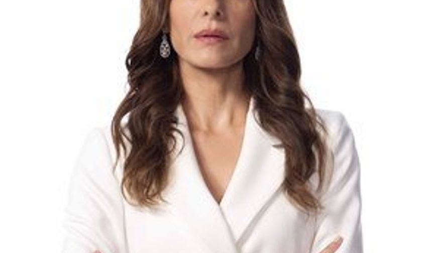 Ebru Özkan Saban

Leyla Türk

Cezayir Türk'le evlenmeyi kabul ettiğinde hayatının ne kadar zor geçeceğini bilen ama en başından bunu göze almış yürekli ve asil bir kadın. Ona, kocasının ölüm haberiyle, hamile kaldığının haberini aynı gün aldıran kadere, yerinde bir başkası olsa küser ama o Leyla Türk'tür. Cezayir Türk'ün hayat arkadaşı, yoldaşı, sırdaşı…