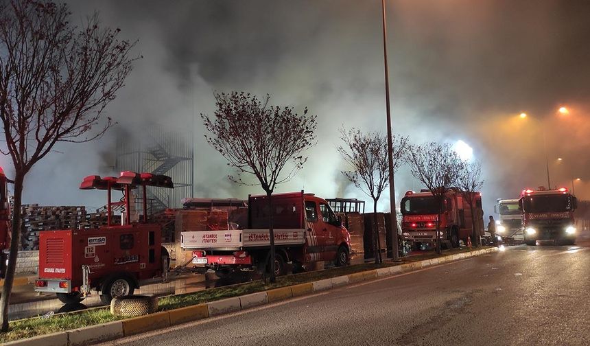 İstanbul Beylikdüzü'nde depo yangını! 10 katlı bina boşaltıldı