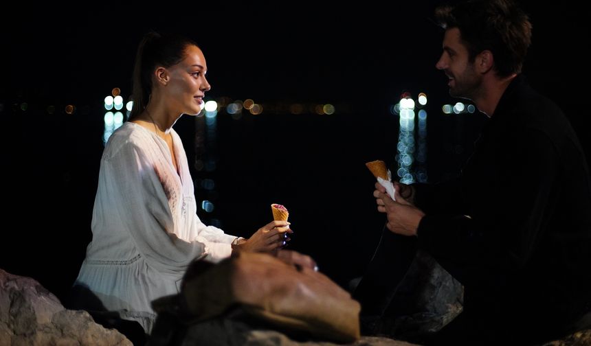 Mona gerçekten buraya tesadüfen mi gelmiştir yoksa Yuva Apartmanı ile arasında bilmediği, görünmez başka bağlar mı vardır?