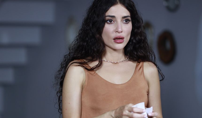 Mutlak itaatin olduğu bu düzende ufak
çatlaklar oluşur. Kendi iç karışıklıklarını yönetirken sıradaki eylemini tasarlamaya başlar. Hem Büge’ye hem de diğer insanlara armağan edeceği bu eylem, çok geçmeden Fırat’ın radarına takılır.