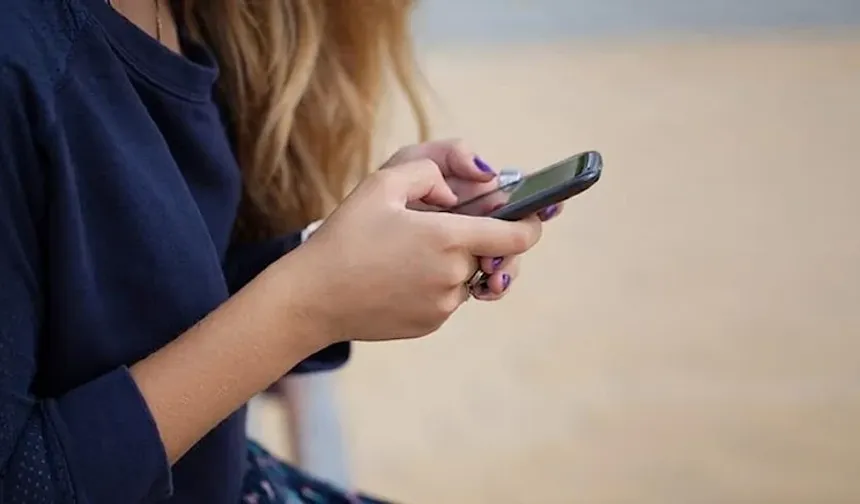 Ticaret Bakanlığı, yurt dışından gelen yolcuların 3 yıllık süre zarfında getirdikleri cep telefonu sayısının takip edilmesi ve yolcuların muafiyet haklarının ötesinde 3 yılda birden fazla telefon getirmesinin önlenmesine yönelik düzenlemenin 1 Kasım'da devreye alınacağını duyurdu.